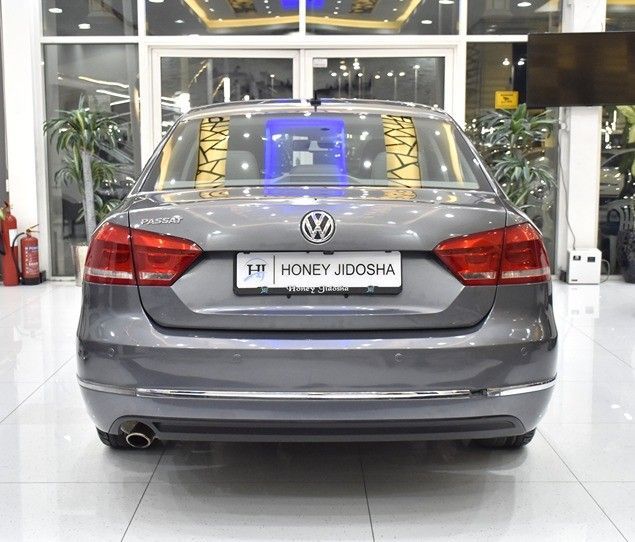 Подержанный Volkswagen Passat B7, 2.5 л, 2013 в Шардже от Honey Gidosha Used Cars Tr. Серебристый цвет.  | AUTO.AE