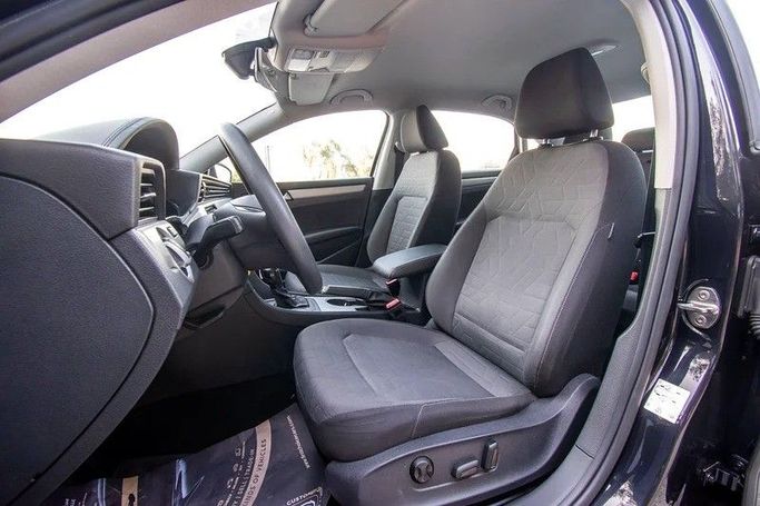 Подержанный Volkswagen Passat B8, 1.4 л, 2020 в Шардже от First Choice Cars Черный цвет. GCC | AUTO.AE