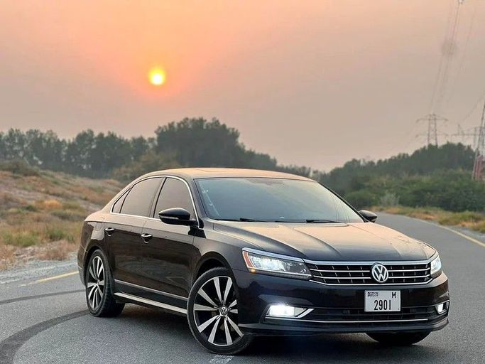 Подержанный Volkswagen Passat B8, 2.0 л, 2017 в Шардже от Alzawraq Alazrak Черный цвет. Американская | AUTO.AE