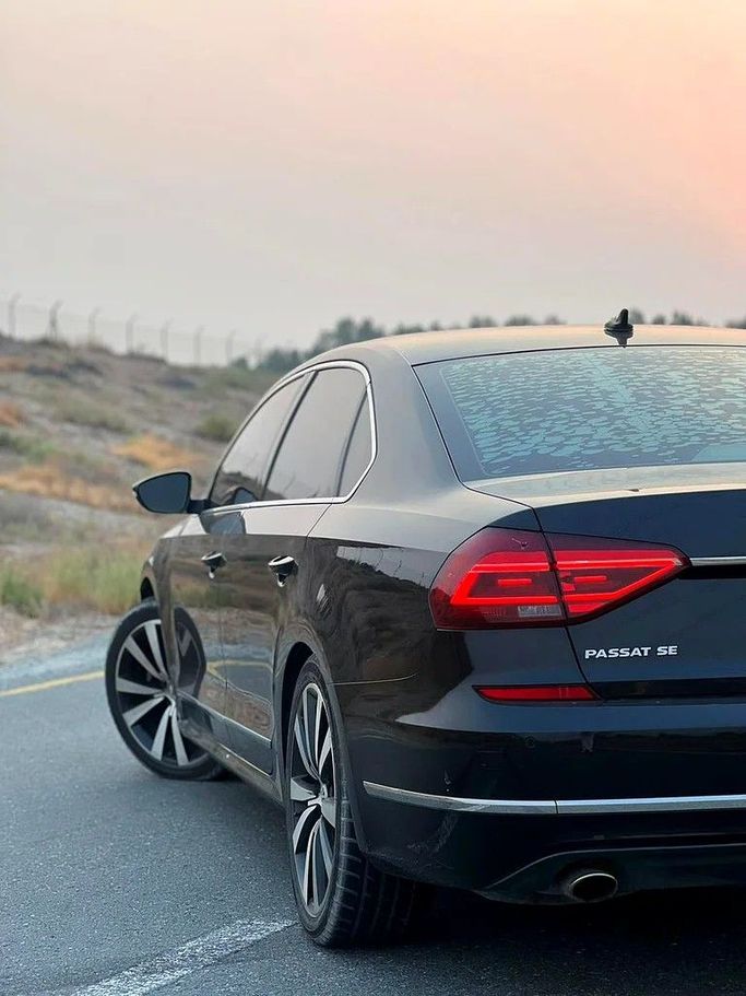 Подержанный Volkswagen Passat B8, 2.0 л, 2017 в Шардже от Alzawraq Alazrak Черный цвет. Американская | AUTO.AE