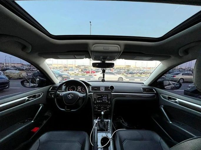 Подержанный Volkswagen Passat B8, 2.0 л, 2017 в Шардже от Alzawraq Alazrak Черный цвет. Американская | AUTO.AE