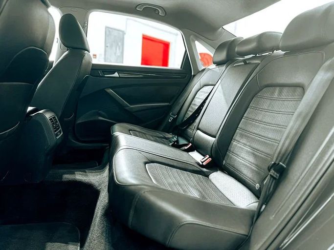 Подержанный Volkswagen Passat B7, 2.5 л, 2015 в Шардже от Ryno Cars Серый цвет. GCC | AUTO.AE