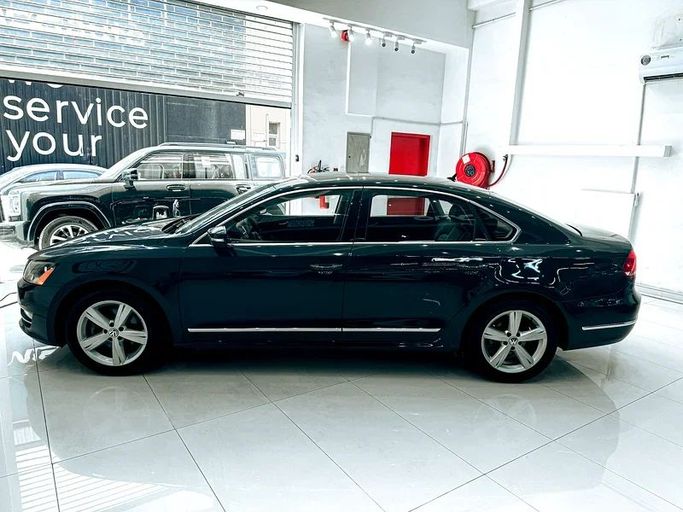 Подержанный Volkswagen Passat B7, 2.5 л, 2015 в Шардже от Ryno Cars Серый цвет. GCC | AUTO.AE