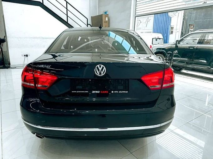 Подержанный Volkswagen Passat B7, 2.5 л, 2015 в Шардже от Ryno Cars Серый цвет. GCC | AUTO.AE