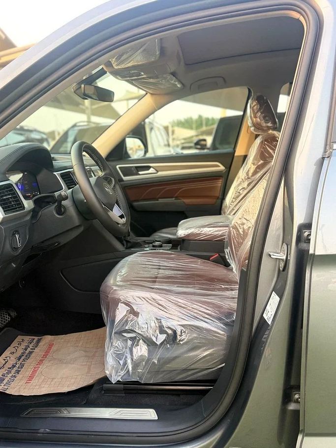 Подержанный Volkswagen Teramont I Рестайлинг (China Market), 2.5 л, 2022 в Шардже от Ahmad alkhodari Motors Серый цвет. GCC | AUTO.AE