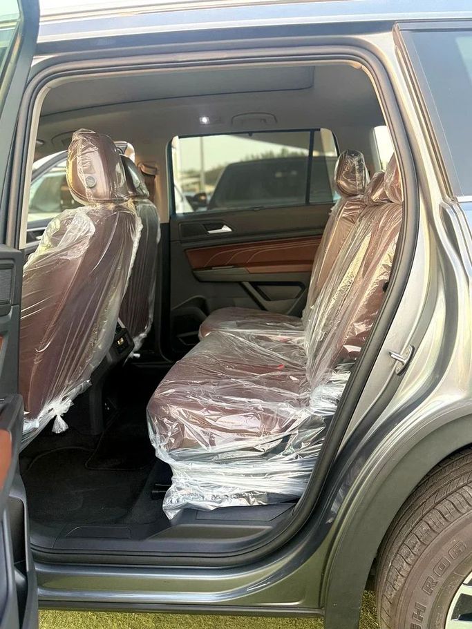 Подержанный Volkswagen Teramont I Рестайлинг (China Market), 2.5 л, 2022 в Шардже от Ahmad alkhodari Motors Серый цвет. GCC | AUTO.AE