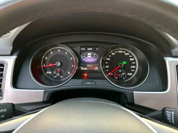 Подержанный Volkswagen Teramont I, 2.0 л, 2019 в Шардже от Ahmad alkhodari Motors Белый цвет. GCC | AUTO.AE