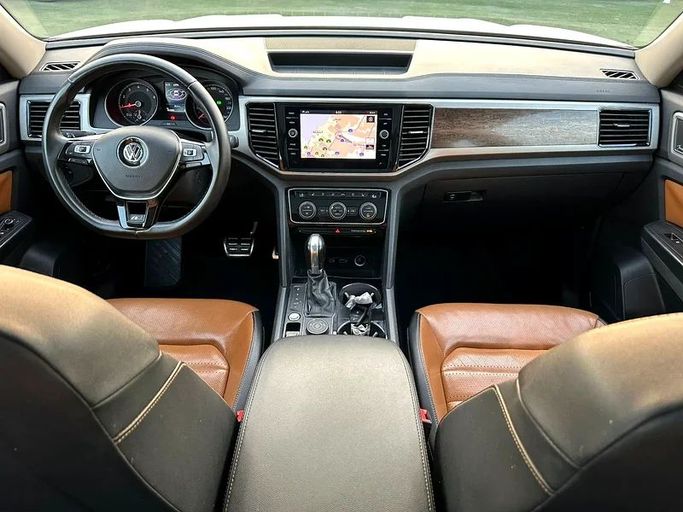 Подержанный Volkswagen Teramont I, 2.0 л, 2019 в Шардже от Ahmad alkhodari Motors Белый цвет. GCC | AUTO.AE