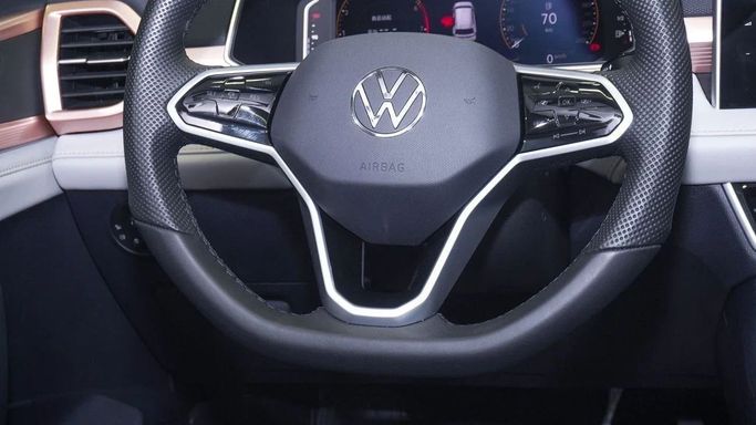 Подержанный Volkswagen Tharu I Рестайлинг, 1.5 л, 2023 в Шардже от Alsalama Motors Зеленый цвет. Китайская | AUTO.AE