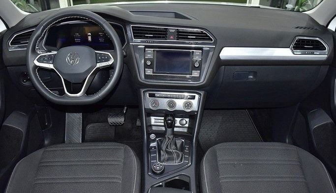 Подержанный Volkswagen Tiguan II Рестайлинг, 2.0 л, 2024 в Шардже от Honey Gidosha Used Cars Tr. Белый цвет.  | AUTO.AE