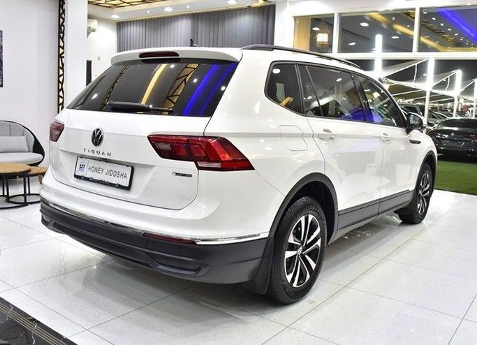 Подержанный Volkswagen Tiguan II Рестайлинг, 2.0 л, 2024 в Шардже от Honey Gidosha Used Cars Tr. Белый цвет.  | AUTO.AE