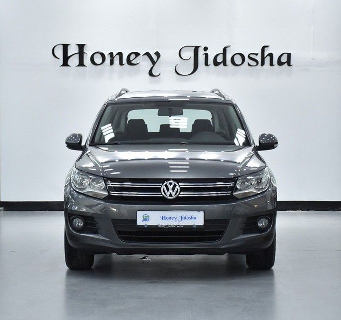 Подержанный Volkswagen Tiguan I Рестайлинг, 2.0 л, 2016 в Шардже от Honey Gidosha Used Cars Tr. Серый цвет.  | AUTO.AE