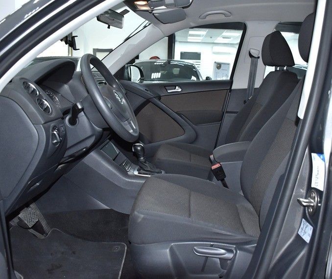 Подержанный Volkswagen Tiguan I Рестайлинг, 2.0 л, 2016 в Шардже от Honey Gidosha Used Cars Tr. Серый цвет.  | AUTO.AE