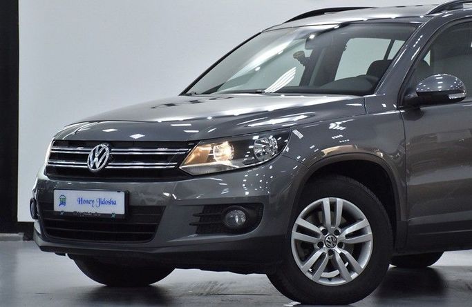 Подержанный Volkswagen Tiguan I Рестайлинг, 2.0 л, 2016 в Шардже от Honey Gidosha Used Cars Tr. Серый цвет.  | AUTO.AE