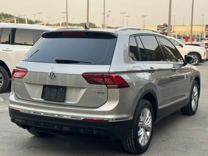 Подержанный Volkswagen Tiguan II, 2.0 л, 2017 в Шардже от Nour Alnukhba Motors Серый цвет. GCC | AUTO.AE