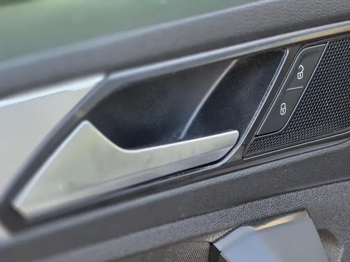 Подержанный Volkswagen Tiguan II, 2.0 л, 2018 в Шардже от Al Sayed Ezzat Khamis Белый цвет. GCC | AUTO.AE