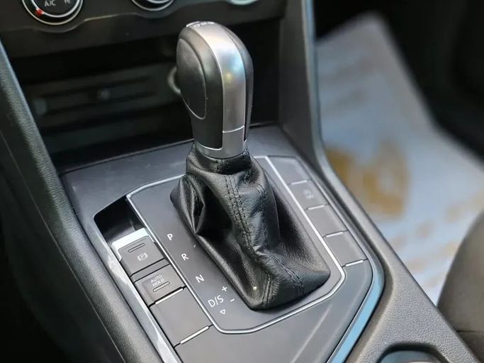 Подержанный Volkswagen Tiguan II, 2.0 л, 2018 в Шардже от Al Sayed Ezzat Khamis Белый цвет. GCC | AUTO.AE