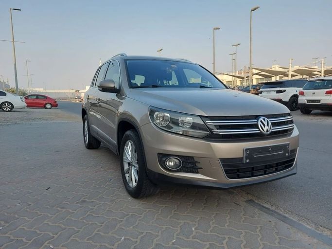 Подержанный Volkswagen Tiguan I Рестайлинг, 2.0 л, 2013 в Шардже от Laqtah Used Cars Золотистый цвет. GCC | AUTO.AE | Объявление #272779