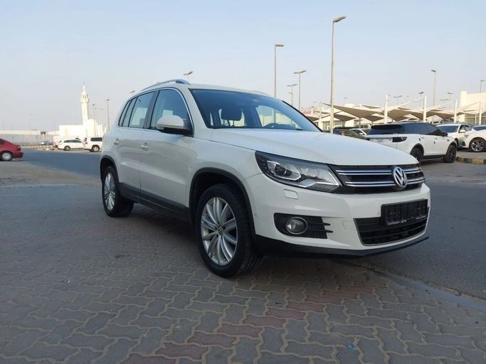 Подержанный Volkswagen Tiguan I Рестайлинг, 2.0 л, 2013 в Шардже от Laqtah Used Cars Белый цвет. GCC | AUTO.AE | Объявление #272780