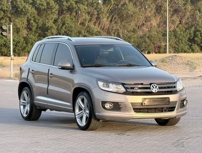 Подержанный Volkswagen Tiguan I Рестайлинг, 2.0 л, 2016 в Шардже от Laqtah Used Cars Серебристый цвет. GCC | AUTO.AE | Объявление #272784
