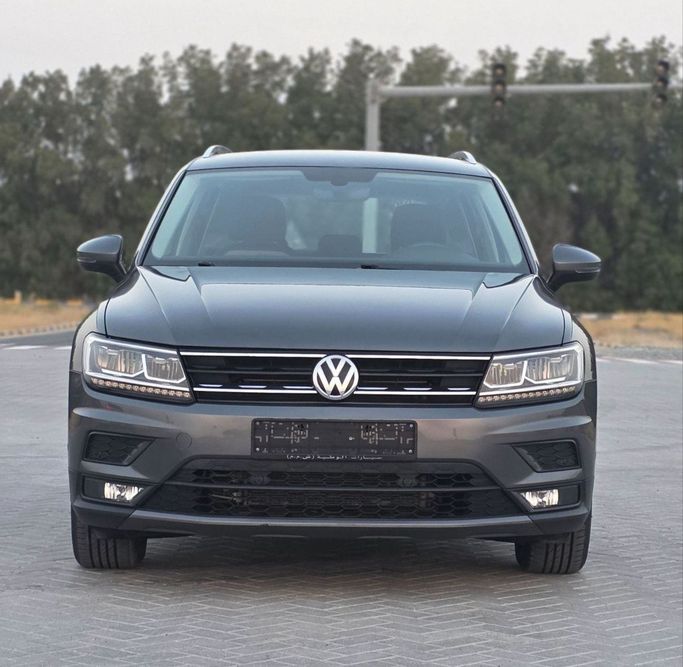 مستعملة Volkswagen Tiguan ثانياً, 1.4 l, 2019 في في الشارقة من Al Aayan Used Cars، اللون رمادي. مواصفات الخليج | AUTO.AE | إعلان #272867