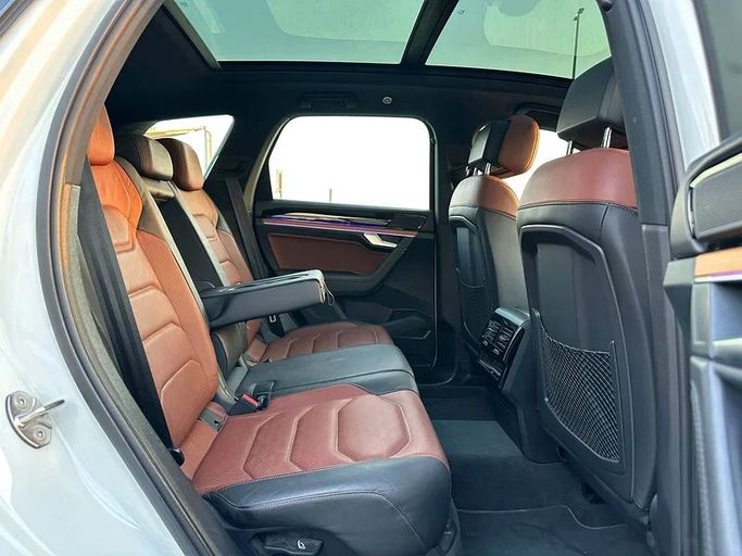 Подержанный Volkswagen Touareg III, 3.0 л, 2018 в Шардже от Ahmad alkhodari Motors Белый цвет. GCC | AUTO.AE