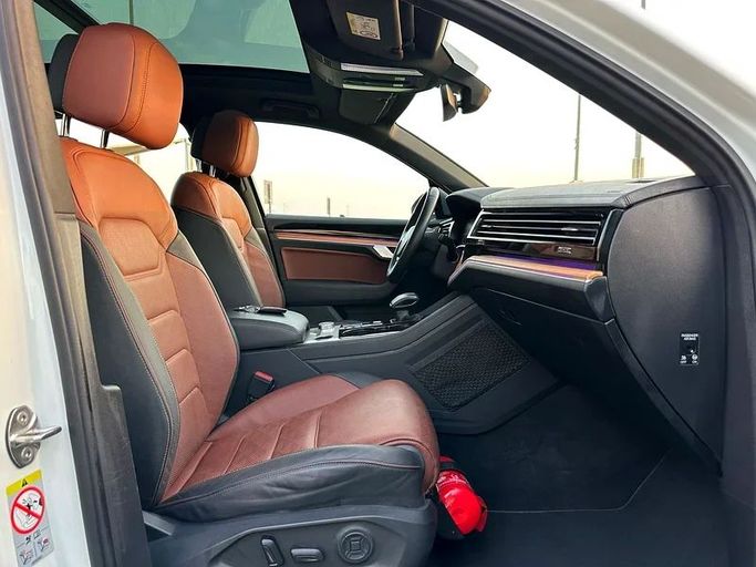 Подержанный Volkswagen Touareg III, 3.0 л, 2018 в Шардже от Ahmad alkhodari Motors Белый цвет. GCC | AUTO.AE