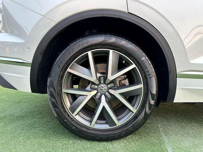 Подержанный Volkswagen Touareg III, 3.0 л, 2018 в Шардже от Ahmad alkhodari Motors Белый цвет. GCC | AUTO.AE