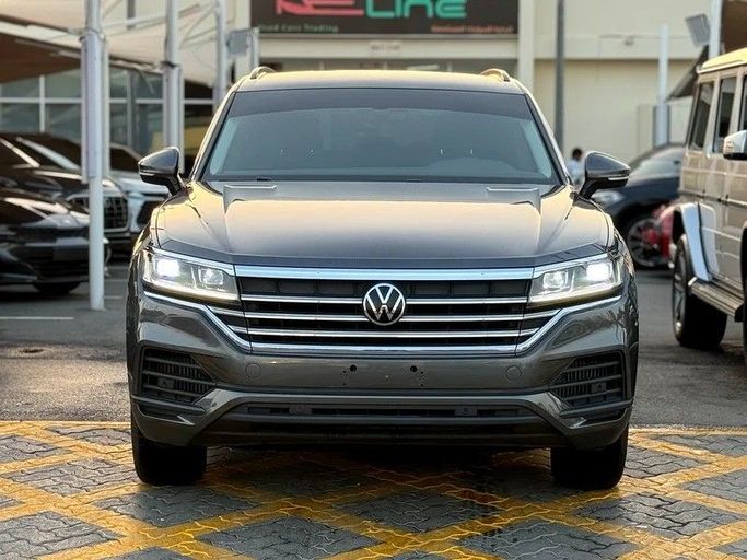 Подержанный Volkswagen Touareg III, 3.0 л, 2022 в Шардже от Speed Line Used Cars Серый цвет. GCC | AUTO.AE