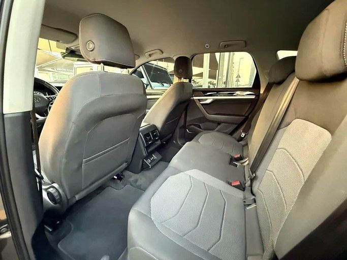 Подержанный Volkswagen Touareg III, 3.0 л, 2022 в Шардже от Speed Line Used Cars Серый цвет. GCC | AUTO.AE