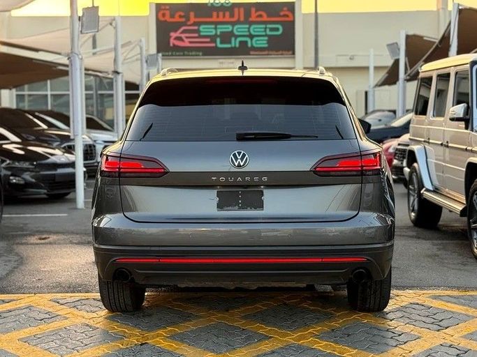 Подержанный Volkswagen Touareg III, 3.0 л, 2022 в Шардже от Speed Line Used Cars Серый цвет. GCC | AUTO.AE