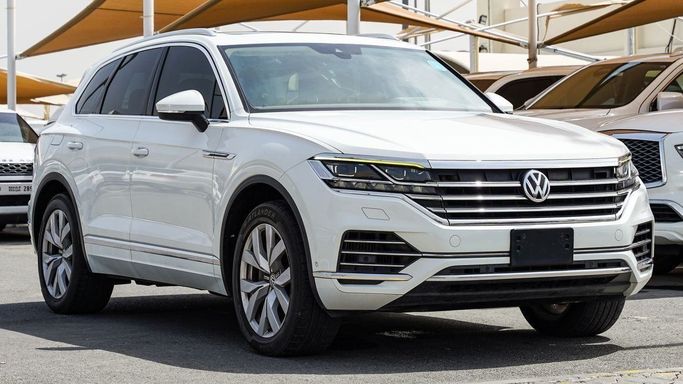 Подержанный Volkswagen Touareg III, 2.0 л, 2018 в Шардже от Almalakyah Cars Белый цвет. GCC | AUTO.AE | Объявление #267417