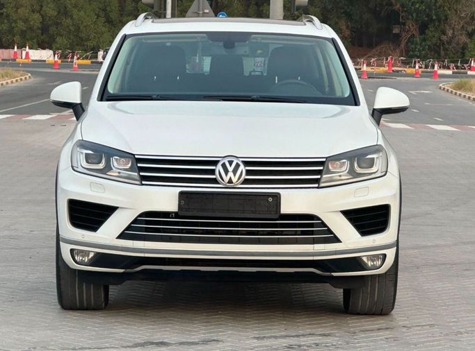 مستعملة Volkswagen Touareg فيس ليفت الثاني, 3.6 l, 2016 في في الشارقة من Al Aayan Used Cars، اللون أبيض. مواصفات الخليج | AUTO.AE | إعلان #272886