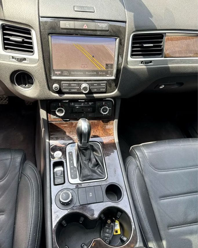 Used Volkswagen Touareg II, 3.6 l, 2012 in UAE, Sharjah by Najm Al Shimal Used Cars trd., Silver color. GCC Specs | AUTO.AE | Listing #295995 — photo 10 of 14