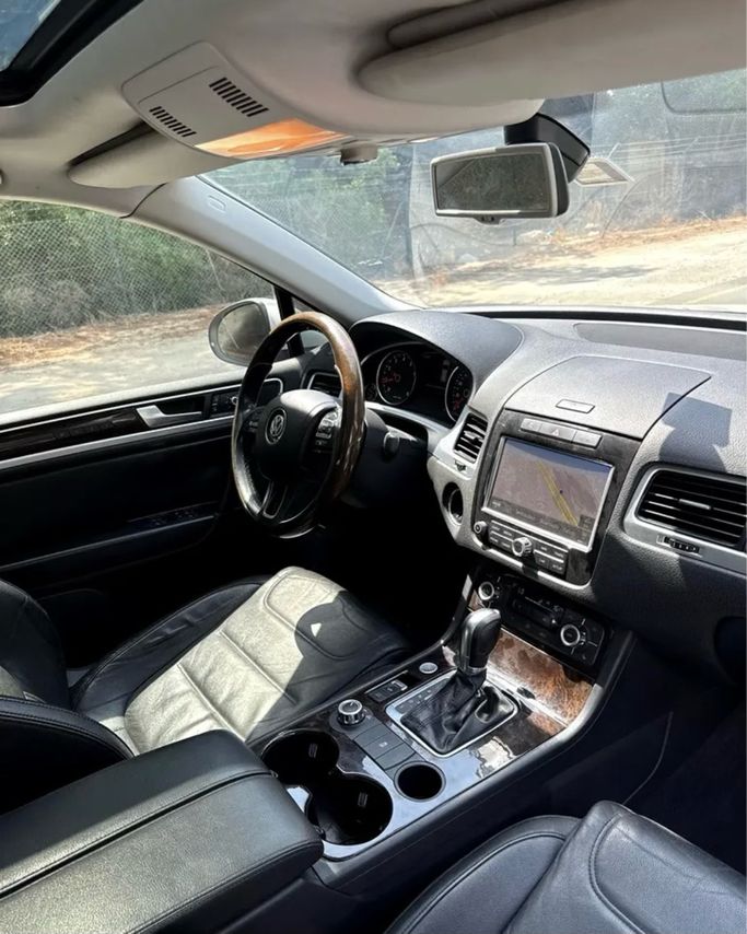 Used Volkswagen Touareg II, 3.6 l, 2012 in UAE, Sharjah by Najm Al Shimal Used Cars trd., Silver color. GCC Specs | AUTO.AE | Listing #295995 — photo 11 of 14