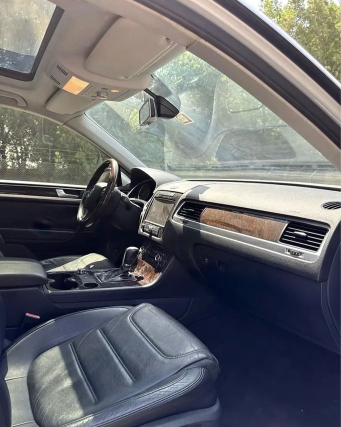 Used Volkswagen Touareg II, 3.6 l, 2012 in UAE, Sharjah by Najm Al Shimal Used Cars trd., Silver color. GCC Specs | AUTO.AE | Listing #295995 — photo 12 of 14