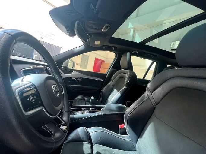 Подержанный Volvo XC90 II, 2.0 л, 2019 в Шардже от Ryno Cars Синий цвет. GCC | AUTO.AE