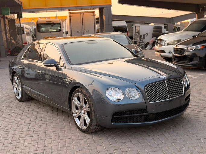 مستعملة Bentley Flying Spur ثانياً, 4.0 l, 2015 في في الإمارات, أم القيوين من SALEH CARS، اللون رمادي. المواصفات الكورية | AUTO.AE | إعلان #275794