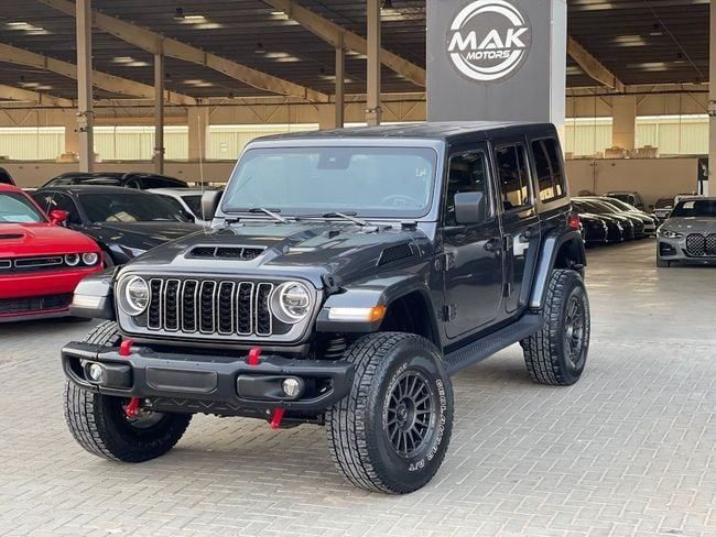 Подержанный Jeep Wrangler IV (JL), 3.6 л, 2023 в Умм-Аль-Кувейне от MAK MOTORS Серый цвет. Американская | AUTO.AE