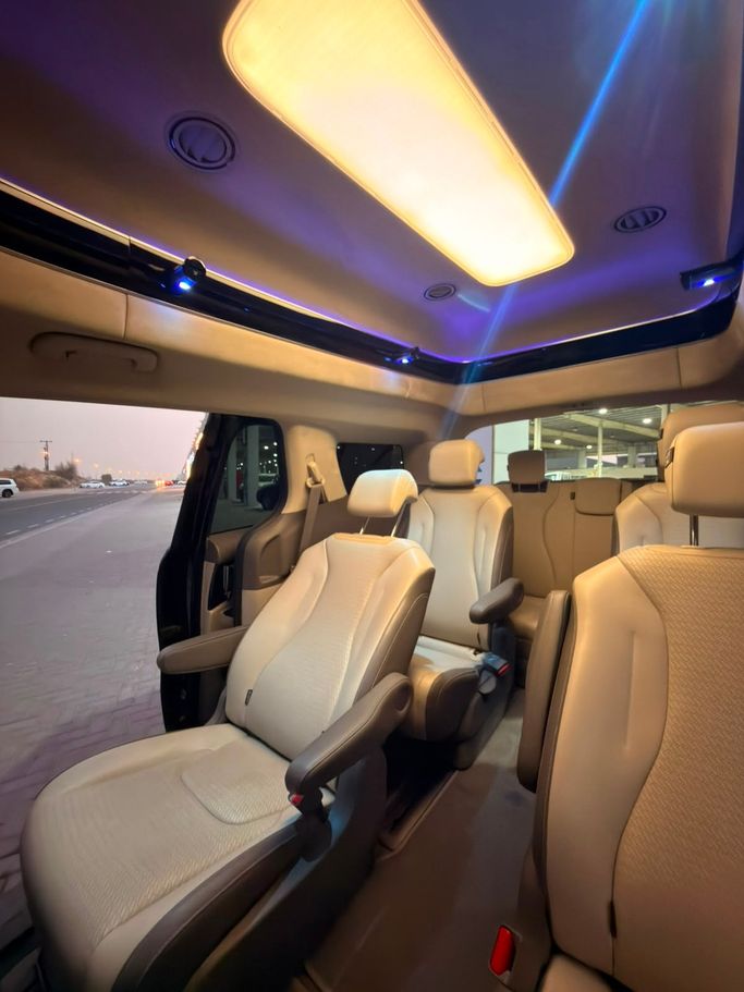 مستعملة Kia Carnival رابعاً, 3.5 l, 2021 في في أم القيوين من LOW MILEAGE، اللون أسود. المواصفات الكورية | AUTO.AE | إعلان #272469