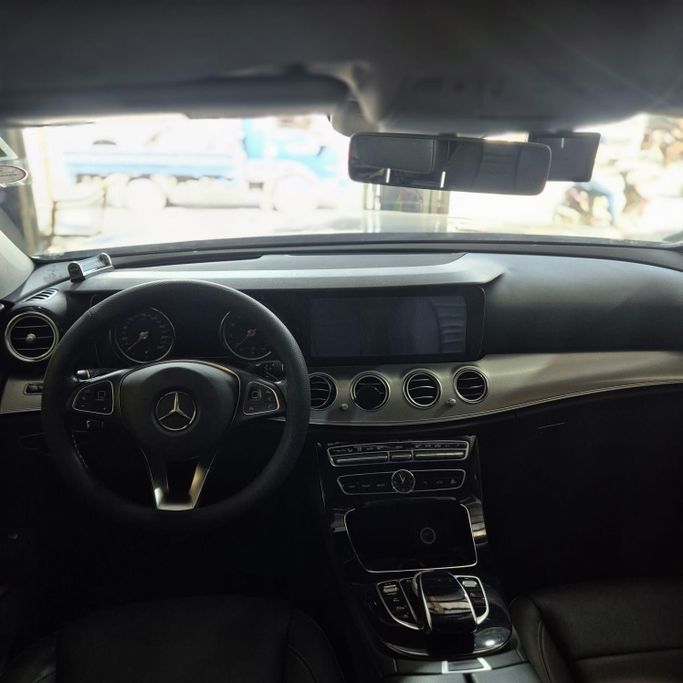 Подержанный Mercedes-Benz E-Class 300 V (W213, S213, C238), 2.0 л, 2018 в Умм-Аль-Кувейне от LOW MILEAGE Серебристый цвет. Корейская | AUTO.AE | Объявление #271732