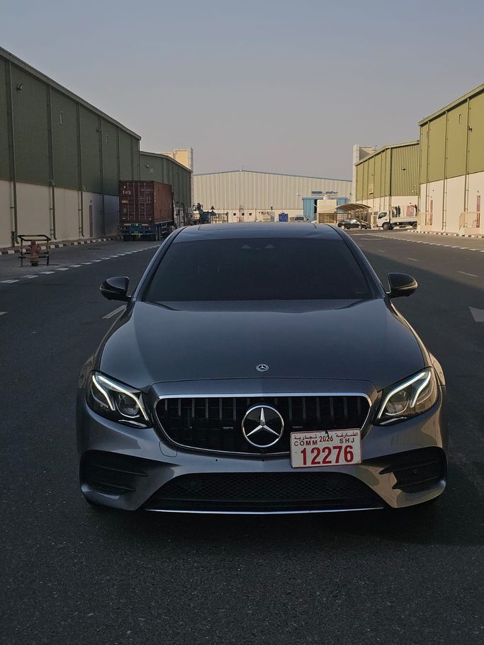مستعملة Mercedes-Benz E-Class 300 V (W213، S213، C238), 2.0 l, 2018 في في الإمارات, أم القيوين من SALEH CARS، اللون رمادي. المواصفات الكورية | AUTO.AE | إعلان #275792