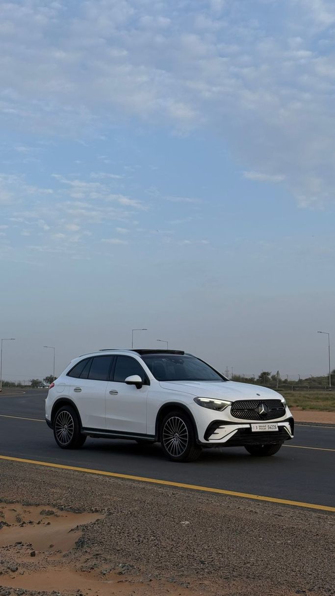 Подержанный Mercedes-Benz GLC 300 II (X254), 2.0 л, 2024 в ОАЭ, Умм-Аль-Кувейн от LOW MILEAGE Белый цвет. Корейская | AUTO.AE | Объявление #274251