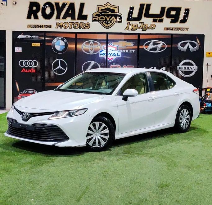 مستعملة Toyota Camry VIII (XV70), 2.5 l, 2019 في في أم القيوين من ROYAL MOTORS، اللون أبيض. مواصفات الخليج | AUTO.AE