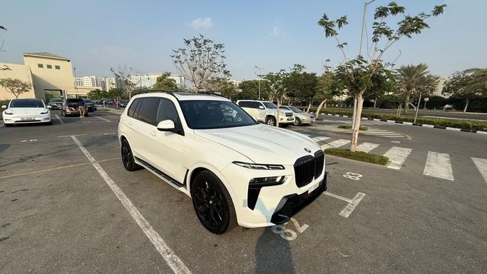 Подержанный BMW X7 40i I (G07) Рестайлинг, 3.0 л, 2024 в Объединённые Арабские Эмираты Белый цвет. Американская | AUTO.AE