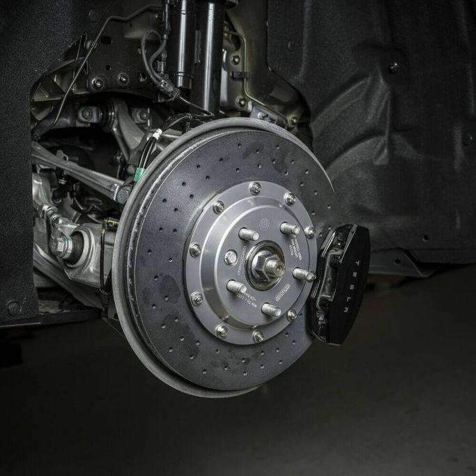 UP-MSMX2-133-1.1, UNPLUGGED PERFORMANCE UP-MSMX2-133-1.1 Rear superlight large-sweep carbon ceramic rotor + pad kit for TESLA Model S Plaid/ Model S 2021 в ОАЭ, Дубай. Состояние - новое. Цена 25 810 AED. Фото, контакты продавца | AUTO.AE