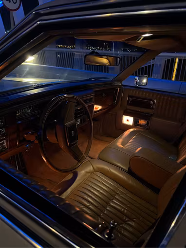 مستعملة Cadillac Brougham, 5.0 l, 1987 في في دبي، اللون رملي. المواصفات الأمريكية | AUTO.AE