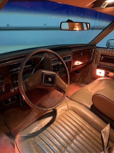 مستعملة Cadillac Brougham, 5.0 l, 1987 في في دبي، اللون رملي. المواصفات الأمريكية | AUTO.AE