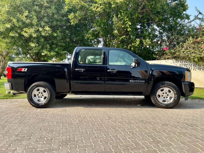 مستعمل Chevrolet Silverado II (GMT900), 5.3 لتر, 2011 في في دبي، اللون أسود. مواصفات الخليج | AUTO.AE