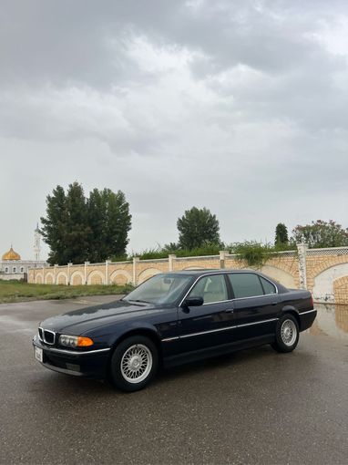 مستعملة BMW 7 Series 740Li عملية شد الوجه III (E38), 4.4 l, 1999 في في أبو ظبي، اللون أزرق داكن. المواصفات الأمريكية | AUTO.AE